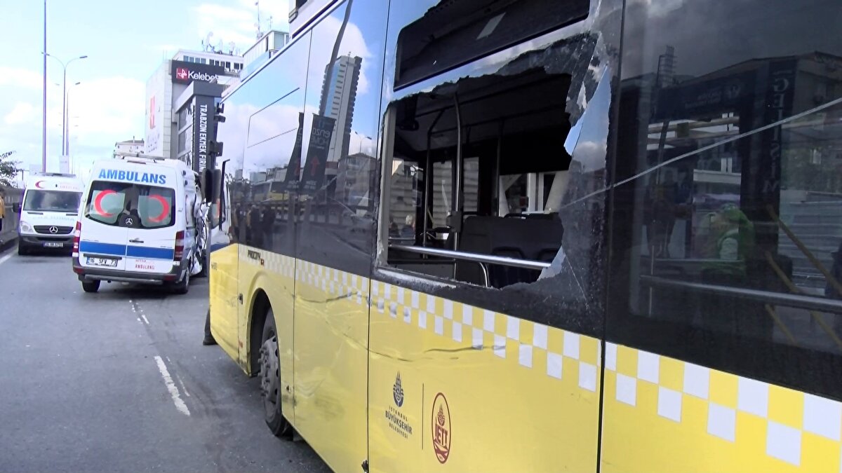 Kazada, ambulans şoförü ile otobüsteki 1 yolcu yaralandı.