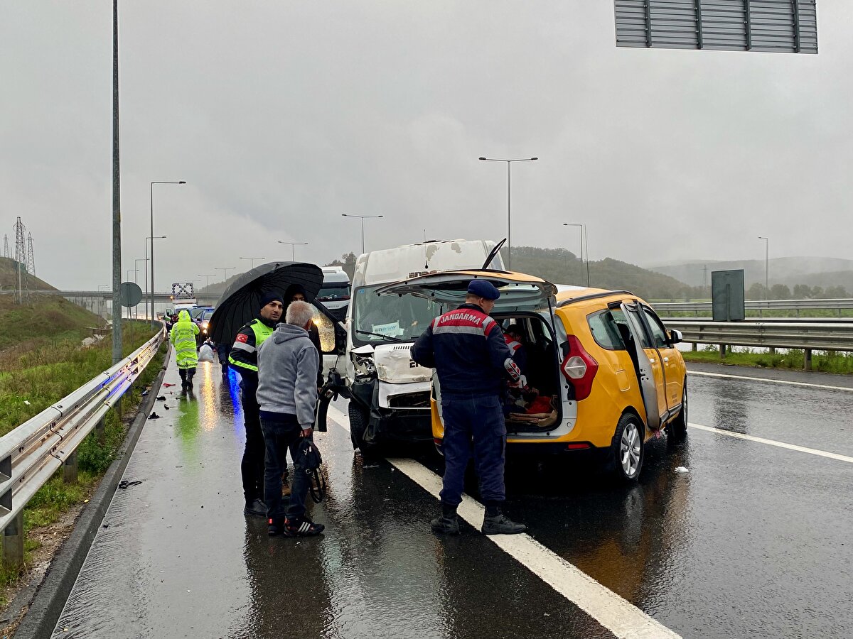 Kaza nedeniyle Dilovası OSB yol ayrımında ulaşım kontrollü sağlanıyor.