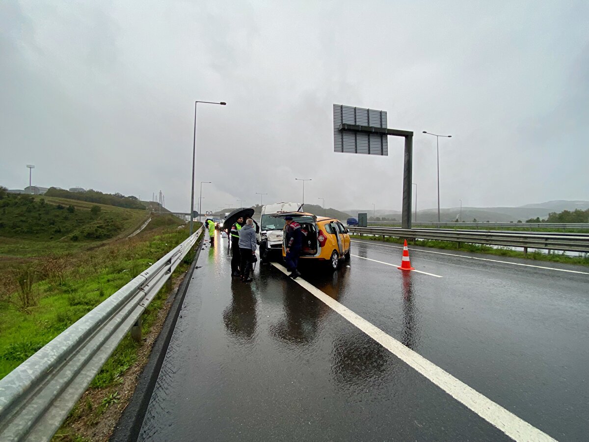 İki araçta yaralanan ve sağlık ekiplerince çevredeki hastanelere kaldırılan 13 kişinin sağlık durumlarının iyi olduğu öğrenildi.