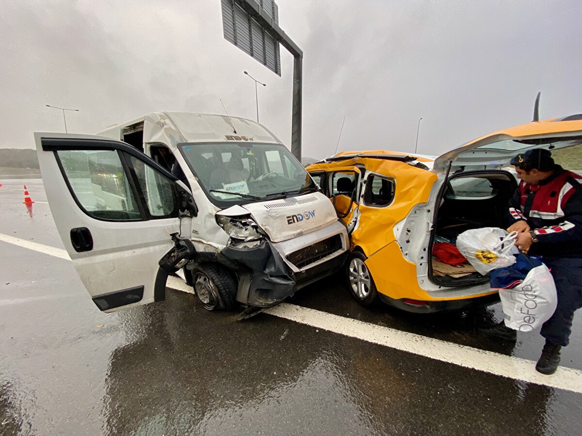 Otoyolun Ankara istikametinde seyreden A.Y. idaresindeki 34 LIU 113 plakalı işçileri taşıyan minibüsle, H.E'nin kullandığı 62 T 0045 taksi, Dilovası Organize Sanayi Bölgesi (OSB) yol ayrımında çarpıştı.