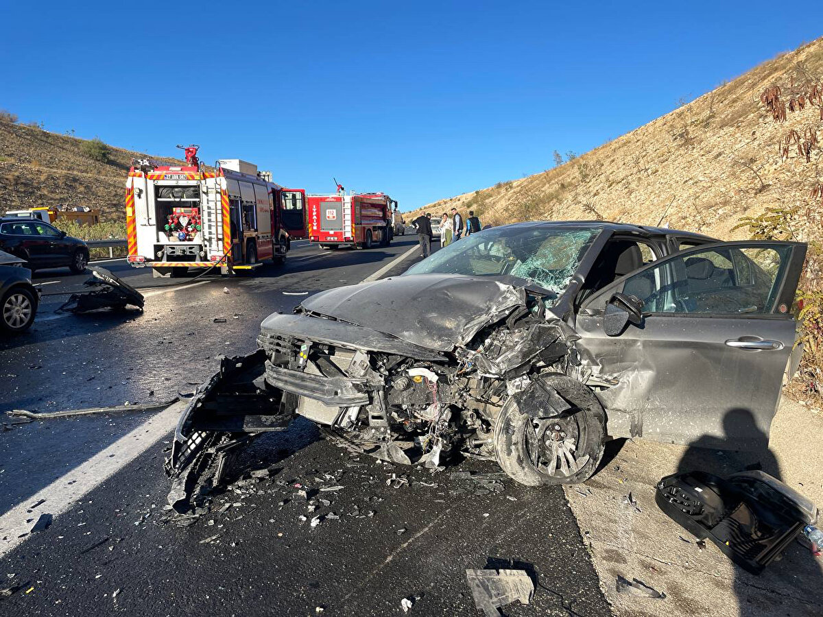 Gaziantep çevre yolu Kilis ve İbrahimli kavşakları arasında sürücülerinin kimliği henüz belirlenemeyen 34 HGF 244, 27 AJG 930 ve 27 ACK 930 plakalı otomobiller çarpıştı.