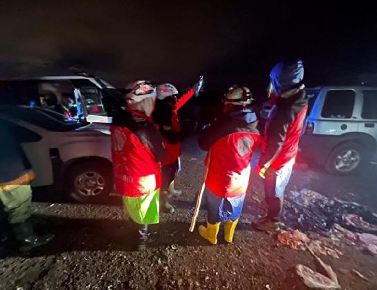 İhbar üzerine olay yerine Afet ve Acil Durum Yönetimi Başkanlığı (AFAD), Ulusal Medikal Arama Kurtarma Ekibi Birimi (UMKE), Turkuaz Arama Kurtarma, Eğitim Araştırma Yardımlaşma ve Arama Kurtarma Derneği (ANDA) ve İnsani Yardım Vakfı (İHH) ekipleri sevk edildi.<br><br>