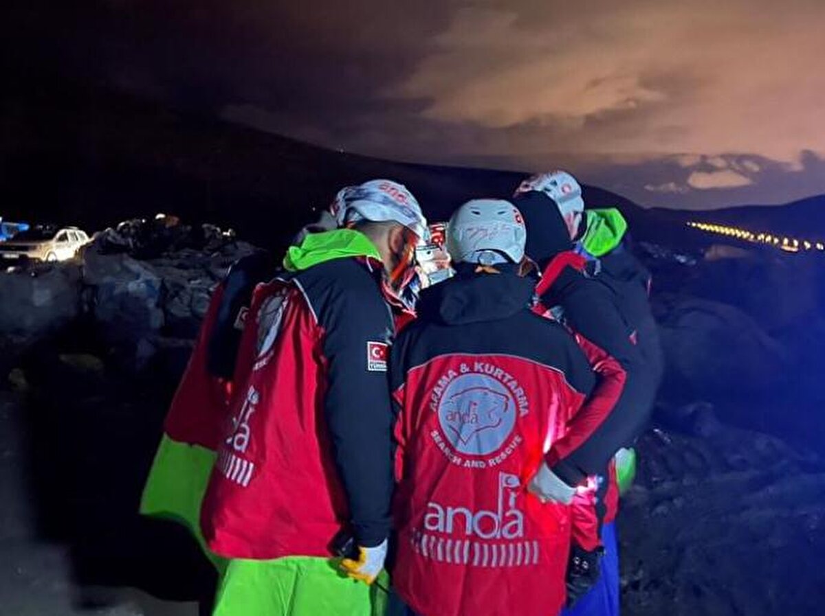 Ekipler, belediye işçisini kurtarmak için çalışma başlattı. Ekiplerin yaklaşık 4 saatlik çalışmasından sonuç alınamazken, arama ve kurtarma çalışması olumsuz hava koşulları nedeniyle sabah saatlerine ertelendi.<br><br>