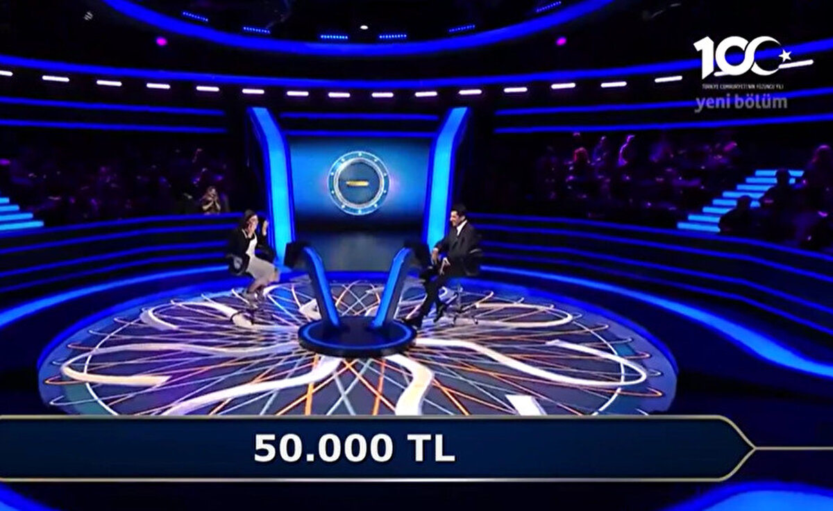 Doğru cevabı bilen yarışmacı, ikinci baraj sorusunu da bildi. Soruyu doğru bilen yarışmacı, gözyaşlarına hakim olamadı.