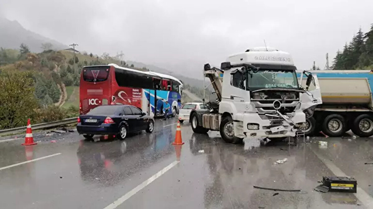 Otobüs şoförünün yağmur nedeniyle kayganlaşan yolda, direksiyon hakimiyetini sağlamak için gösterdiği çaba da görüntülere yansıdı.