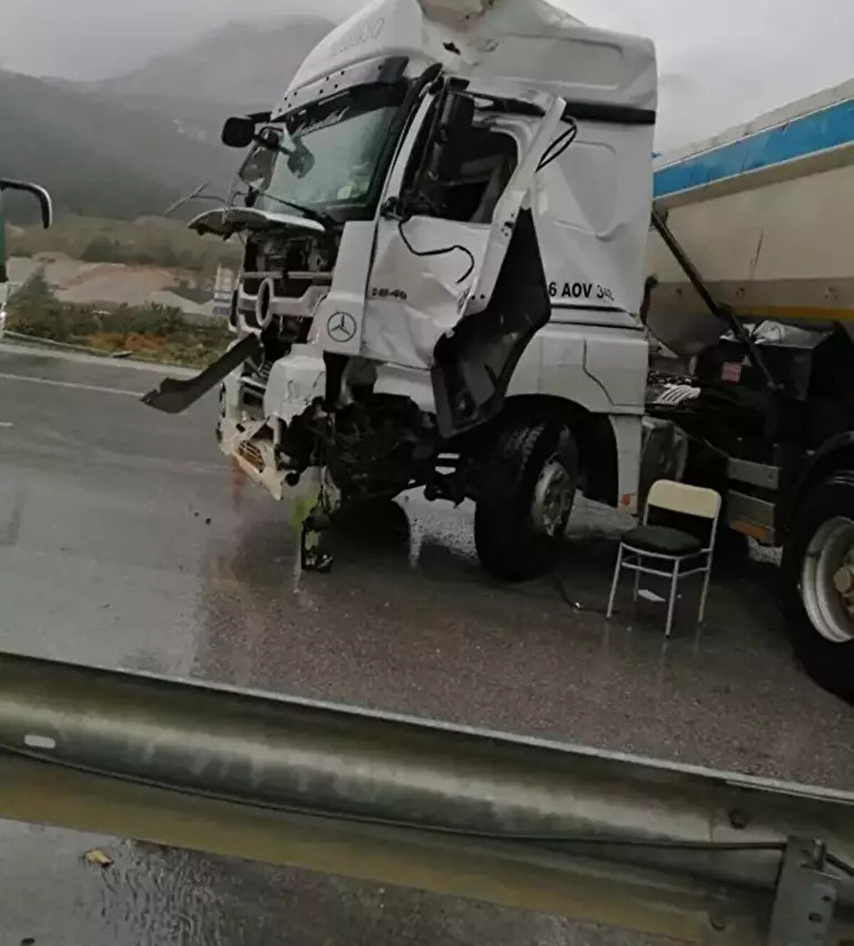 Yol yapım çalışması nedeniyle dubalar ile bölünen yolun sağ şeridinden ilerlediği sırada aniden sol şeride geçen hafriyat kamyonuna, Kamil Koç firmasına ait şehirlerarası yolcu otobüsü çarptı.