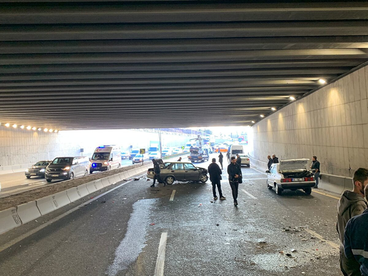 Ulus yönüne giden 2 otomobil, alt geçitte çarpıştı. Aniden duran trafikte, arkadan gelen diğer araçlar da kazaya karıştı.