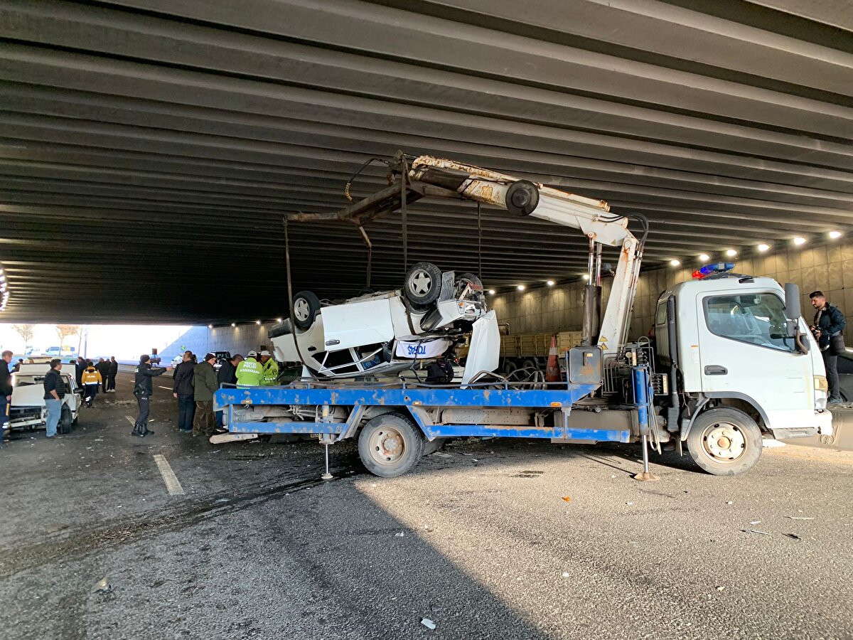 Araçların kaldırılmasının ardından alt geçit yeniden trafiğe açıldı. Kazayla ilgili inceleme başlatıldı.