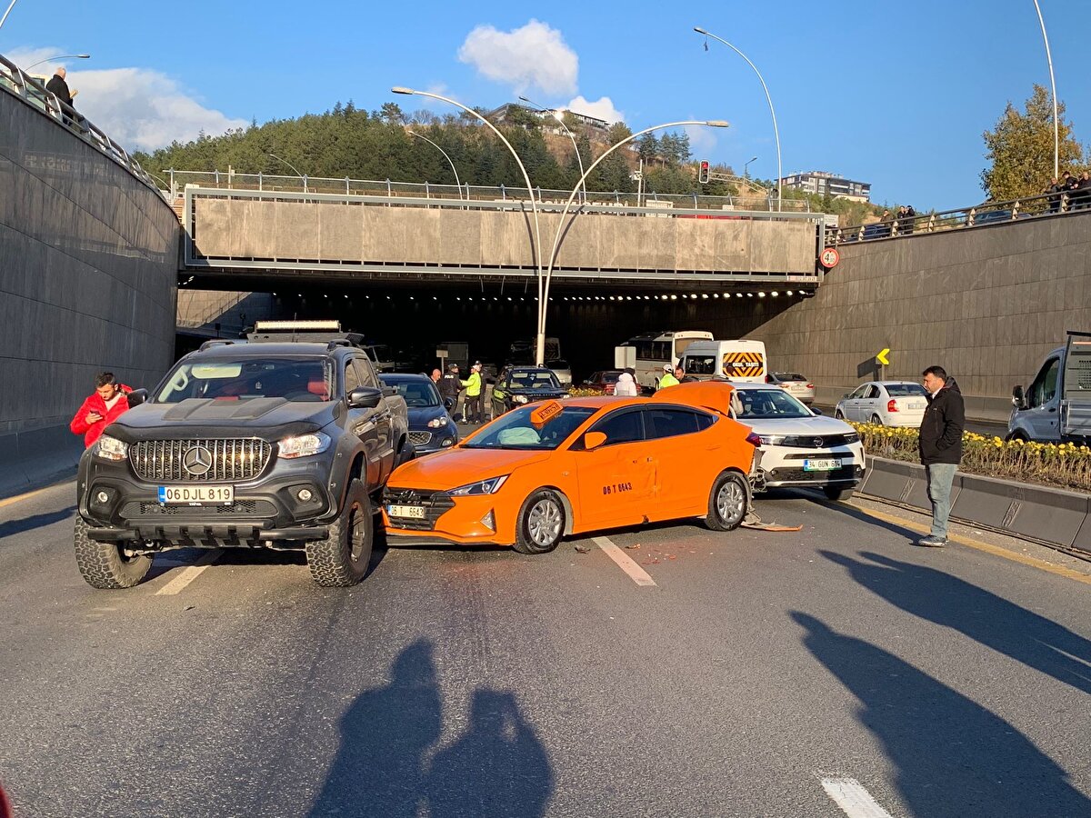 Alt geçitte 12 otomobil, 1 minibüs ve 1 kamyonet birbirine girdi. Kazada, 7 kişi yaralandı.