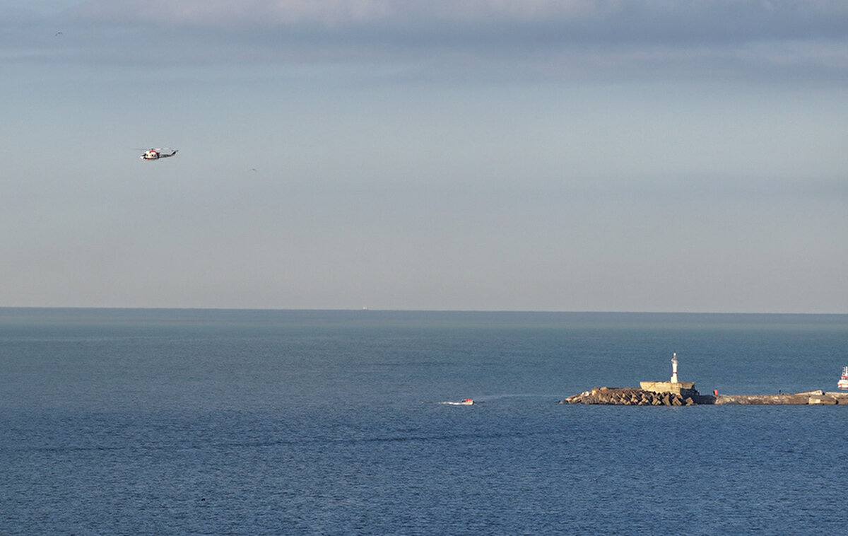 Hava şartlarının kısmen iyileşmesi üzerine denizden ve havadan da çalışmalara başlandı.