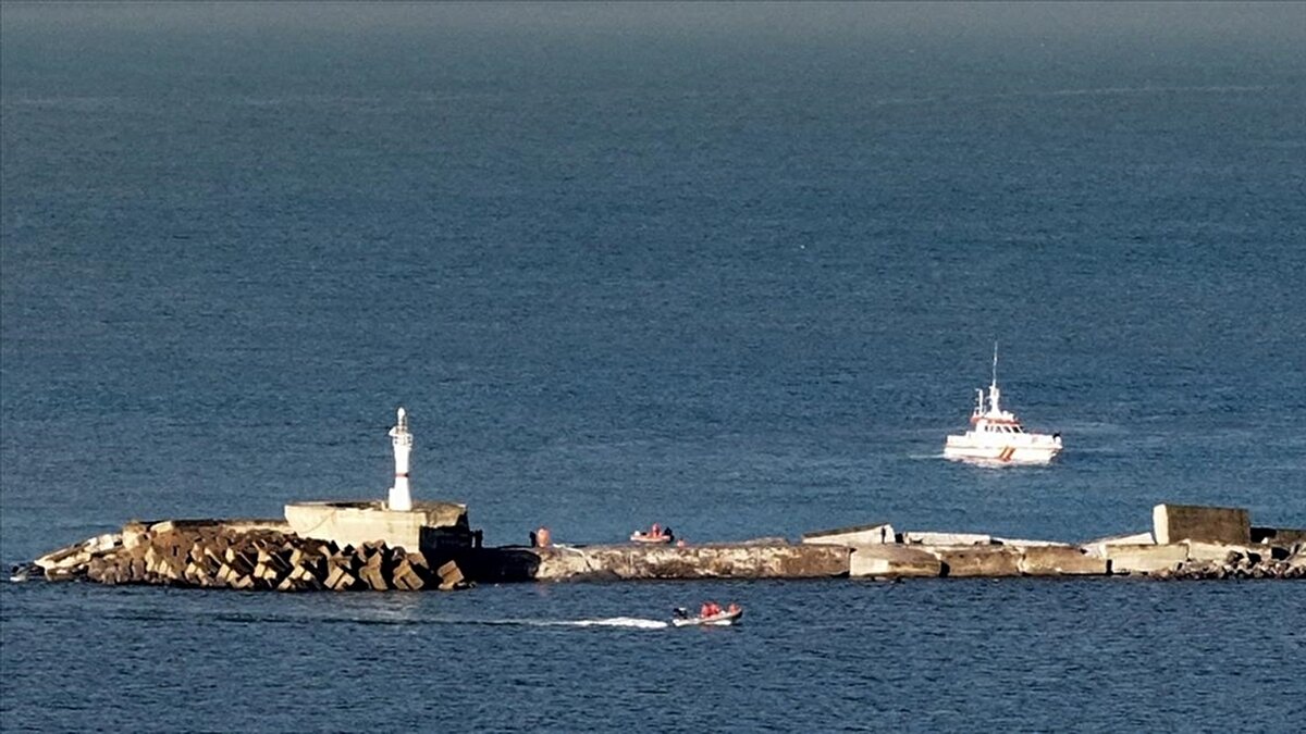 Öte yandan geminin 12 kişilik mürettebatından birinin cansız bedenine dün ulaşılmıştı.