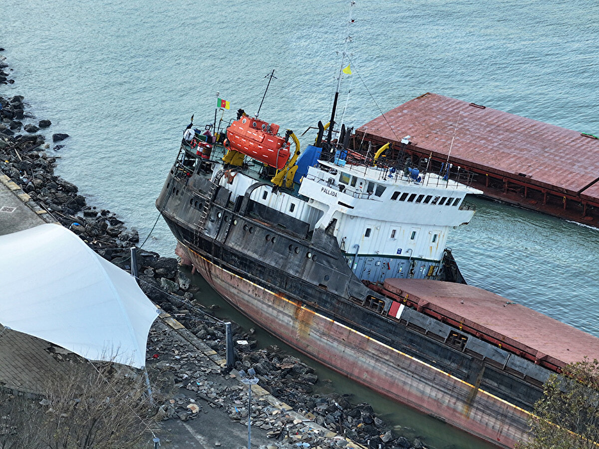 Bölgede AFAD, Kıyı Emniyeti Genel Müdürlüğü ve diğer ekiplerin katılımıyla kayıp 11 personelin bulunması için karadan, denizden ve havadan çalışma yürütülüyor.