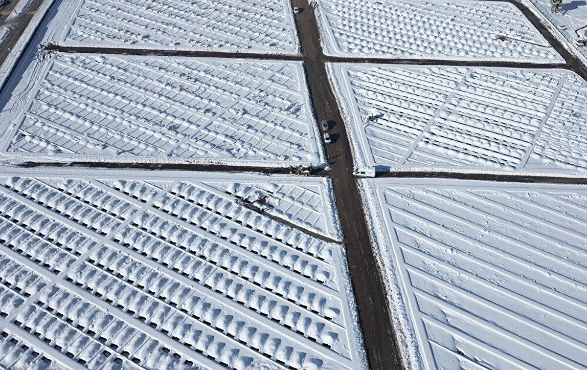 Ocak, şubat ve mart aylarında donan toprağın taş gibi olduğunu ifade eden Sekmen, "Palandöken dağlarının eteğinde olan mezarlığa kışın bir metreye yakın kar yağıyor. Mezarı ancak kompresör yardımı ile kazdırabiliyoruz. Bu sıkıntıların yaşanmaması için sonbaharda belli bir hazırlık yaparak tek, çift, üç ve dört kişilik olmak üzere mezar kazıyoruz. Bu kış için bin mezar yeri kazdık. Kış korkusu yaşamıyoruz. Aile mezarlığı olanlardan biri rahmetli olursa aynı gün kazıyoruz. Zor oluyor ama vazifemizi yerine getiriyoruz." diye konuştu.