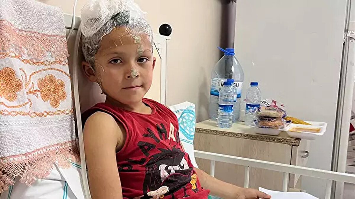 Başından ve yüzünden ağır yaralanan Emir, ailesi tarafından Ulaş Devlet Hastanesi'ne götürüldü. Burada yapılan ilk müdahalenin ardından Emir Ensar Akbulut, Sivas Cumhuriyet Üniversitesi Tıp Fakültesi Hastanesi'ne sevk edildi. Plastik, rekonstrüktif ve estetik cerrahi servisinde tedavisi süren Emir, 3 ameliyat geçirdi.