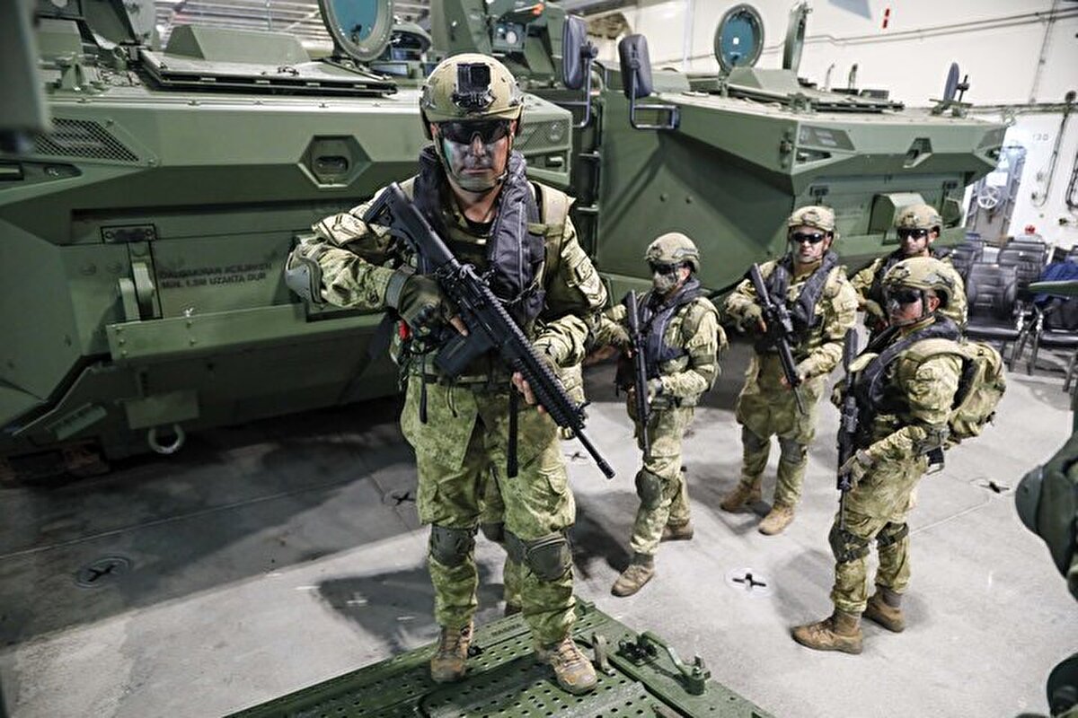 Askerler güvertede Türkiye ve Azerbaycan bayrağı açarak dostluk mesajı verdi.