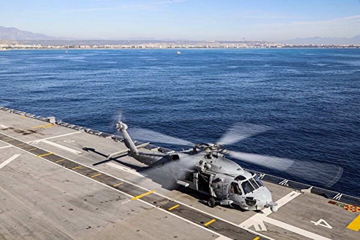 Öte yandan, TCG Anadolu'da Azerbaycan ve Türkiye'nin dostluğuna vurgu yapmak için geminin güvertesine 3 Azerbaycan ve 3 Türk askeri halatlarla indirildi. 