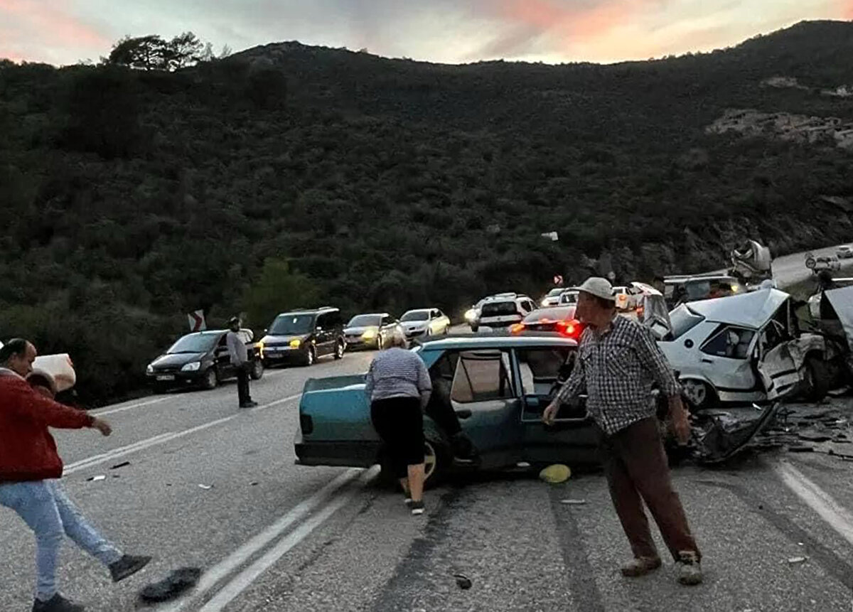 Yaralılardan 3 yaşındaki Mustafa Poyraz Aksoy, yapılan müdahaleye rağmen kurtarılamadı. Aksoy'un cenazesi otopsi için Antalya Adli Tıp Kurumu morguna götürüldü.<br><br>Aksoy'un cenazesi buradaki işlemlerin ardından yakınlarına teslim edildi.<br><br>Öte yandan hayati tehlikesi bulunmadığı öğrenilen diğer yaralıların sevk edildikleri hastanelerde tedavilerinin sürdüğü öğrenildi.