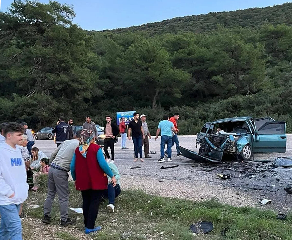 Kazada yaralanan sürücüler ile araçlarında yolcu olarak bulunan İlknur, Hatice, Ali Ayaz ve Mustafa Poyraz Aksoy, Gizem, Elif Ezgi ve Esila Erva Kızıler ambulansla Kaş Devlet Hastanesine kaldırıldı.