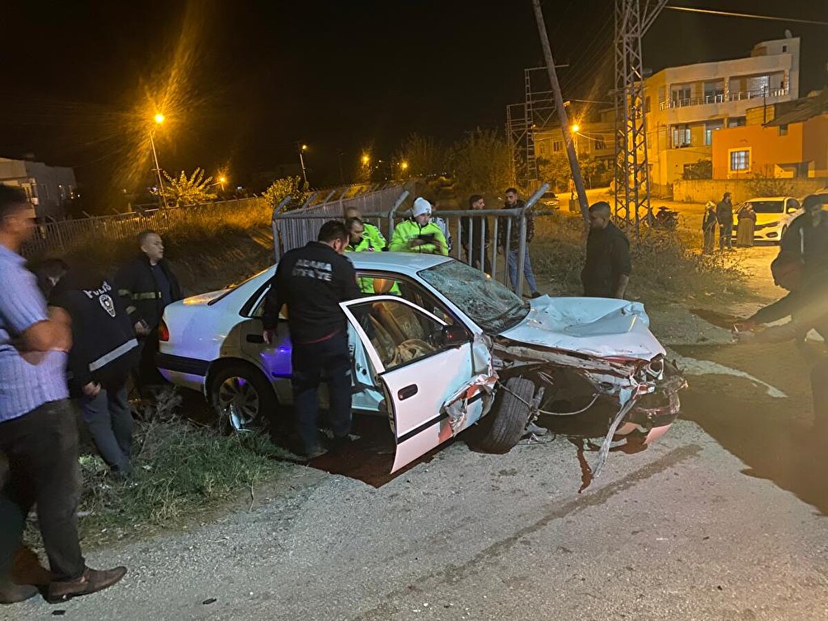 Otomobil daha sonra yol kenarında bulunan sulama kanalının demir bariyerlerini devirip caddenin karşısına düştü. Çevredekilerin ihbarı üzerine olay yerine polis ve sağlık ekipleri sevk edildi.