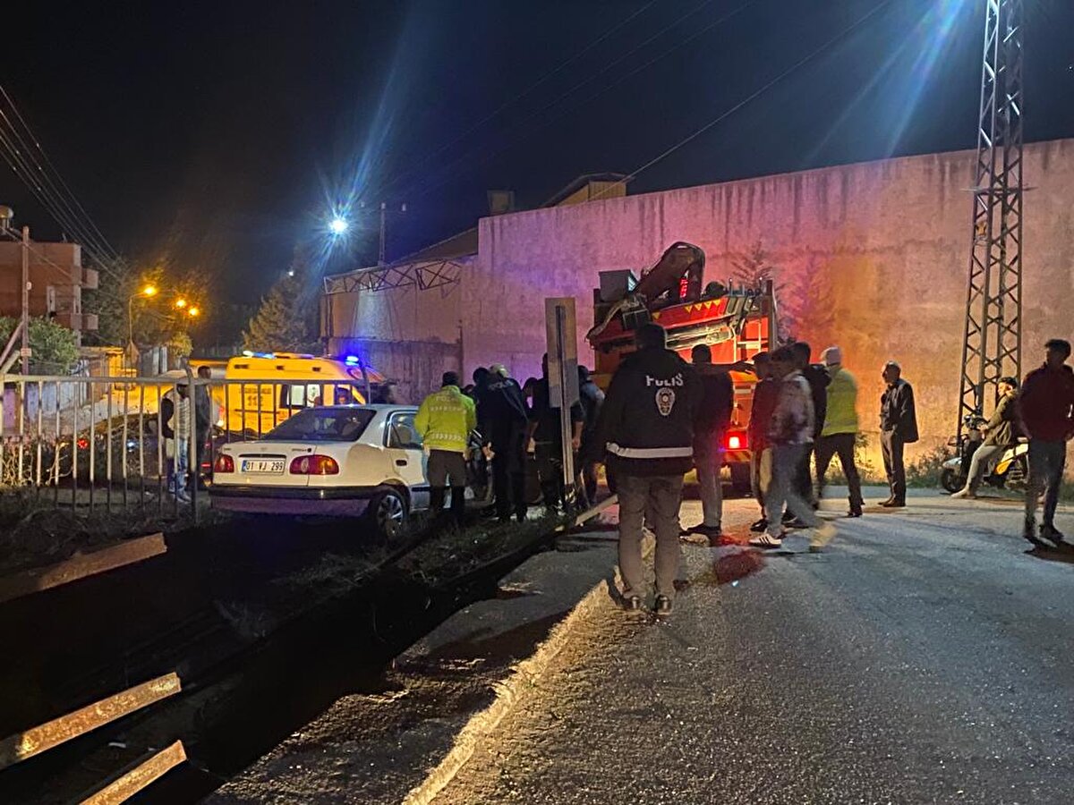 Kaza, gece saatlerinde Ceyhan ilçesine bağlı Şahin Özbilen Mahallesi'nde meydana geldi. Özgür Ö. yönetimindeki otomobil, Fevzi Çakmak Bulvarı'nda seyir halindeyken sürücüsünün kontrolünden çıkarak yolda yürüyen Furkan T. ile Mustafa Ü.'ye çarptı.