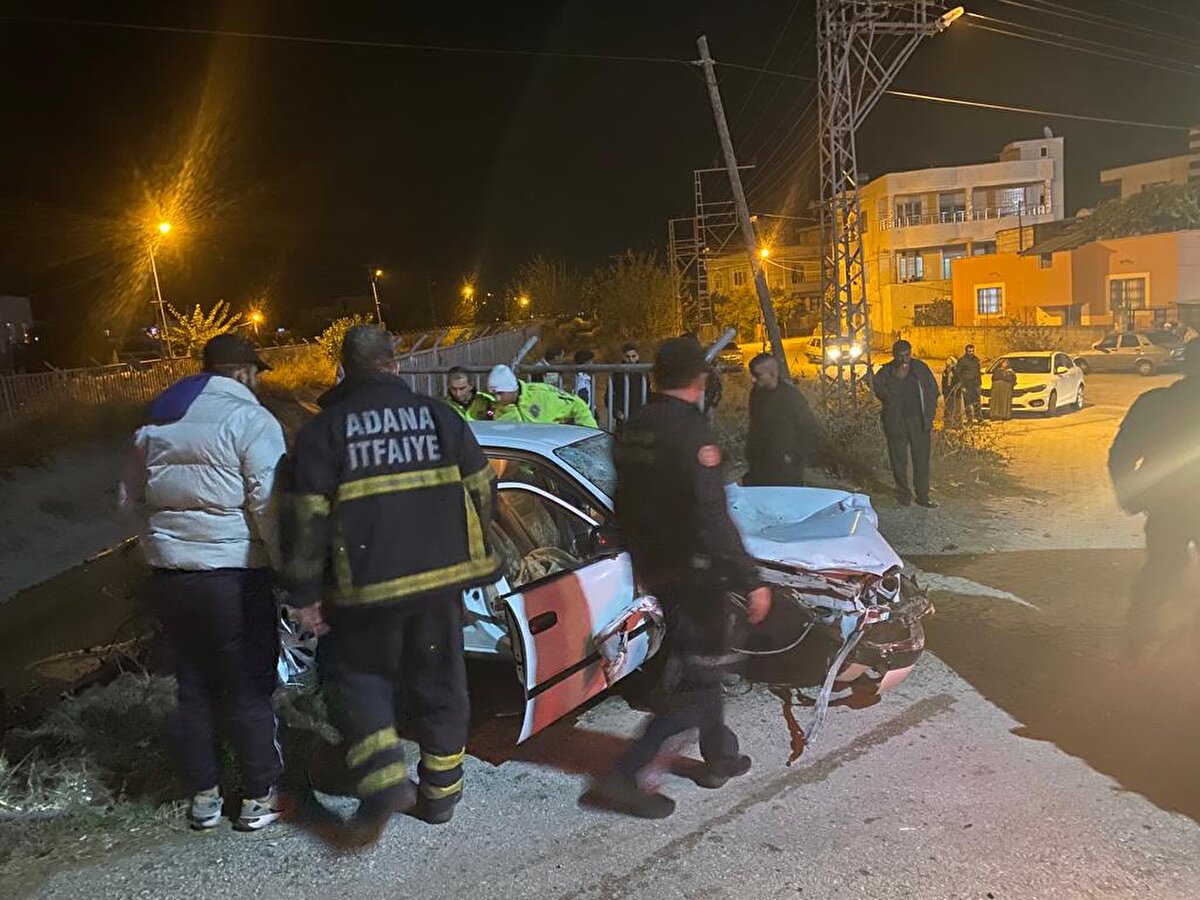 Sağlık ekiplerinin ilk müdahalesi sonrası yaralı sürücü Özgür Ö, yolcu konumundaki Mehmet Erman Ö. ile yayalar Furkan T. ve Mustafa Ü. ambulanslarla Ceyhan Devlet Hastanesi'ne kaldırıldı. Yaralılardan durumu ağır olanı Özgür Ö. ile Furkan T., Adana Şehir Hastanesi'ne sevk edildi.<br>Kazayla ilgili inceleme başlatıldı.