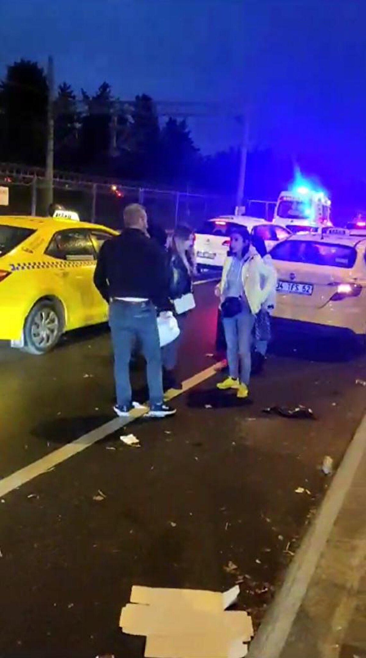 Caddede üç kadın müşteri taksiye bindi. İddiaya göre, taksici müşterilerin gideceği yeri beğenmeyince, başka müşteri almak istedi. Tartışmanın devam ettiği sırada, bir turist taksinin ön koltuğuna oturdu.