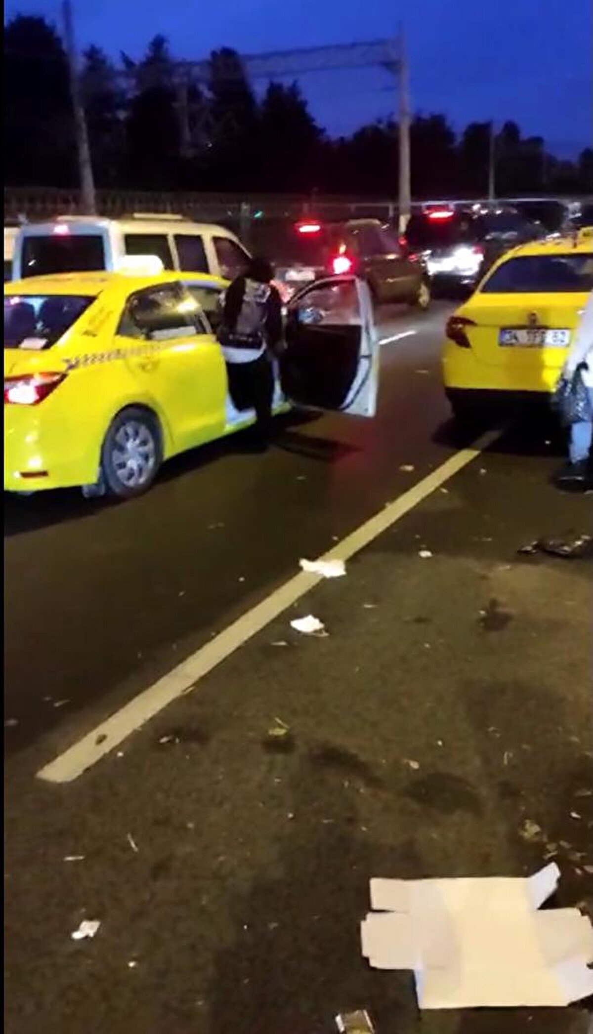 Taksicinin aracından inip kadın müşterilerle tartışması, kadınların taksiden inmesi ve sonrasında turistlerin taksiye bindiği anlar cep telefonu kamerasına yansıdı.