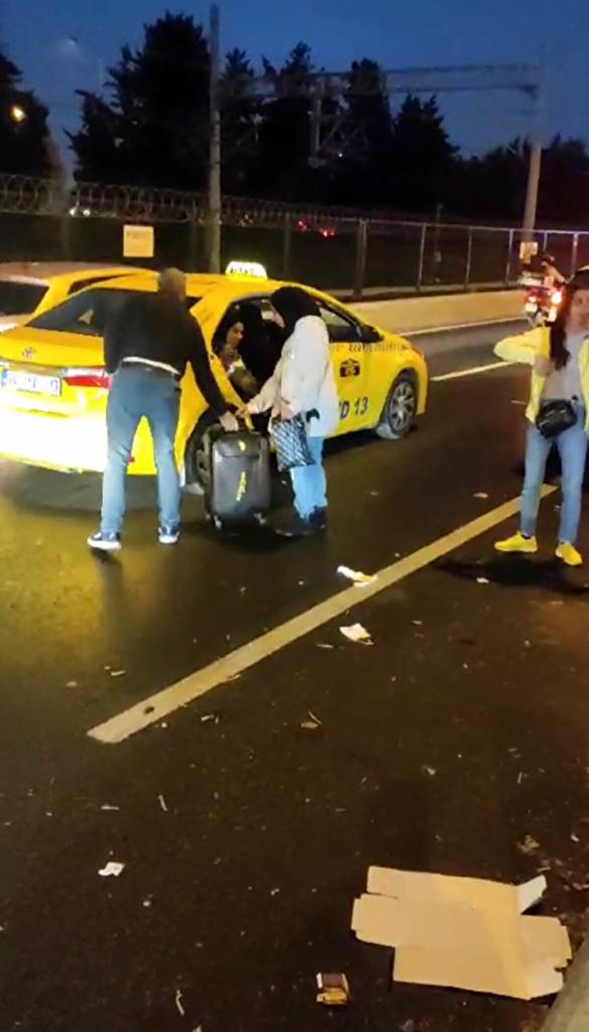 Bakırköy'de yolcu seçen taksiciyle, araçtan inmeyen müşteriler arasında tartışma çıktı. Olay, Yeşilköy'deki bir alışveriş merkezinin önünde çarşamba günü akşam saatlerinde yaşandı.