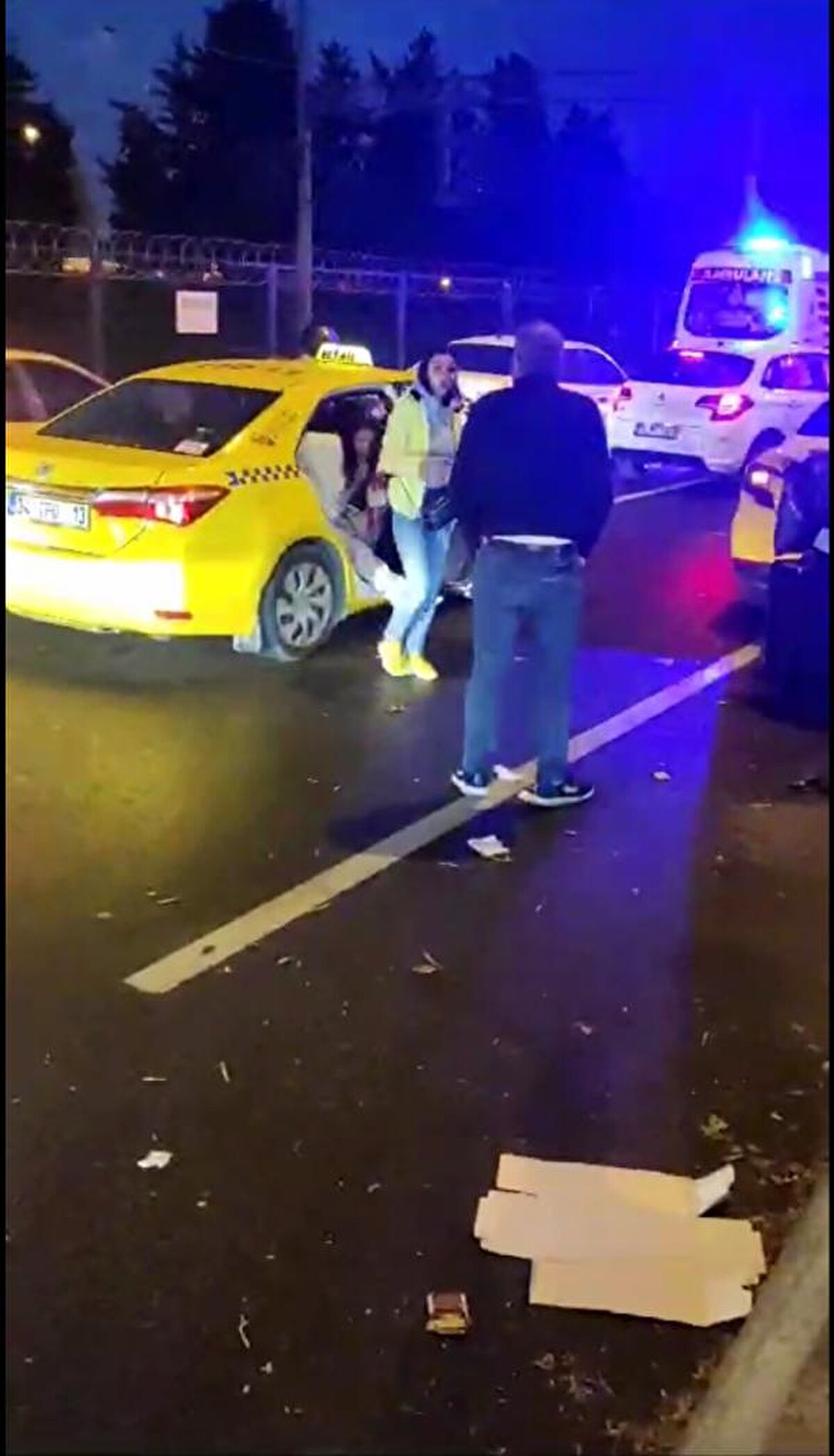 Yolun ortasında durup müşterilerle tartışan şoför bir süre sonra taksiden indi. Taksici, duruma itiraz edip araçtan inmeyen 3 kadına 'Alın taksiyi gidin' diyerek tepki gösterdi. Bu sırada taksiden inen müşteriler taksiciye tepki göstermeye devam etti. Taksici ise caddede bekleyen turistleri alıp olay yerinden uzaklaştı.