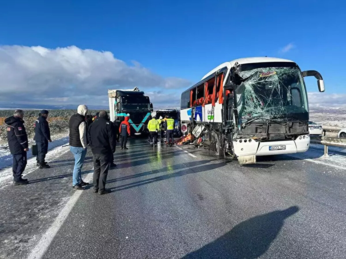 Kazada yolcu otobüsünün yedek şoför kabininde bulunan Ali Çiçekliyurt hayatını kaybederken, yolculardan Ali Ergen ve Aslı Gökdemir yaralandı.