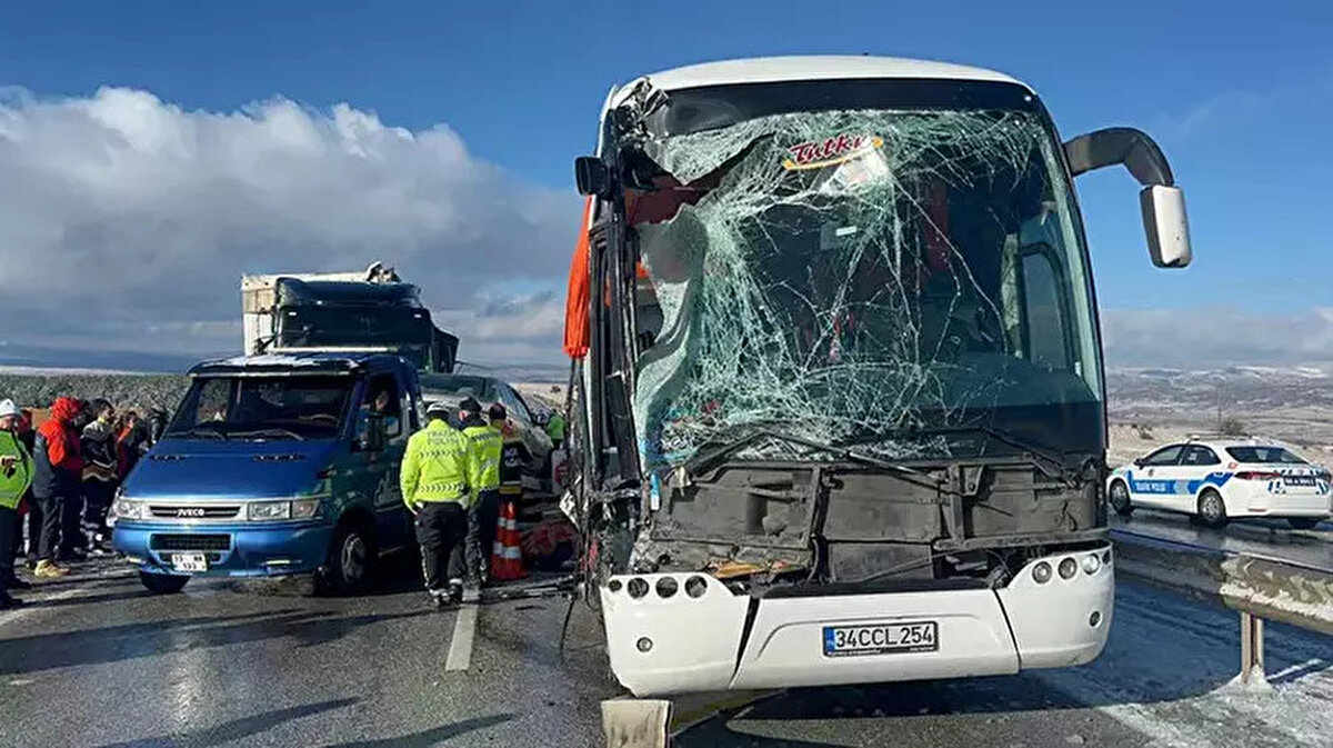 Kaza, saat 08.30 sıralarında, Sivas-Ankara kara yolu Yaraşbeli mevkisinde meydana geldi.