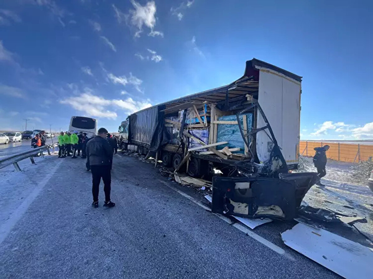 Yaralılar olay yerine gelen ambulanslarla Yıldızeli Devlet Hastanesi'ne kaldırılıp, tedaviye alındı. Kazayla ilgili soruşturma başlatıldı.