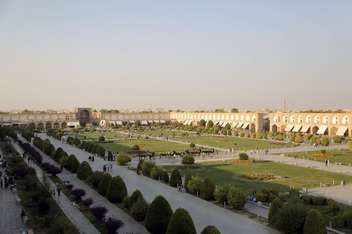 Yapıldığı dönemde dünyanın en büyük meydanı olarak bilinen Nakş-i Cihan Meydanı 500 metre uzunluğa 167 metre genişliğe sahip.