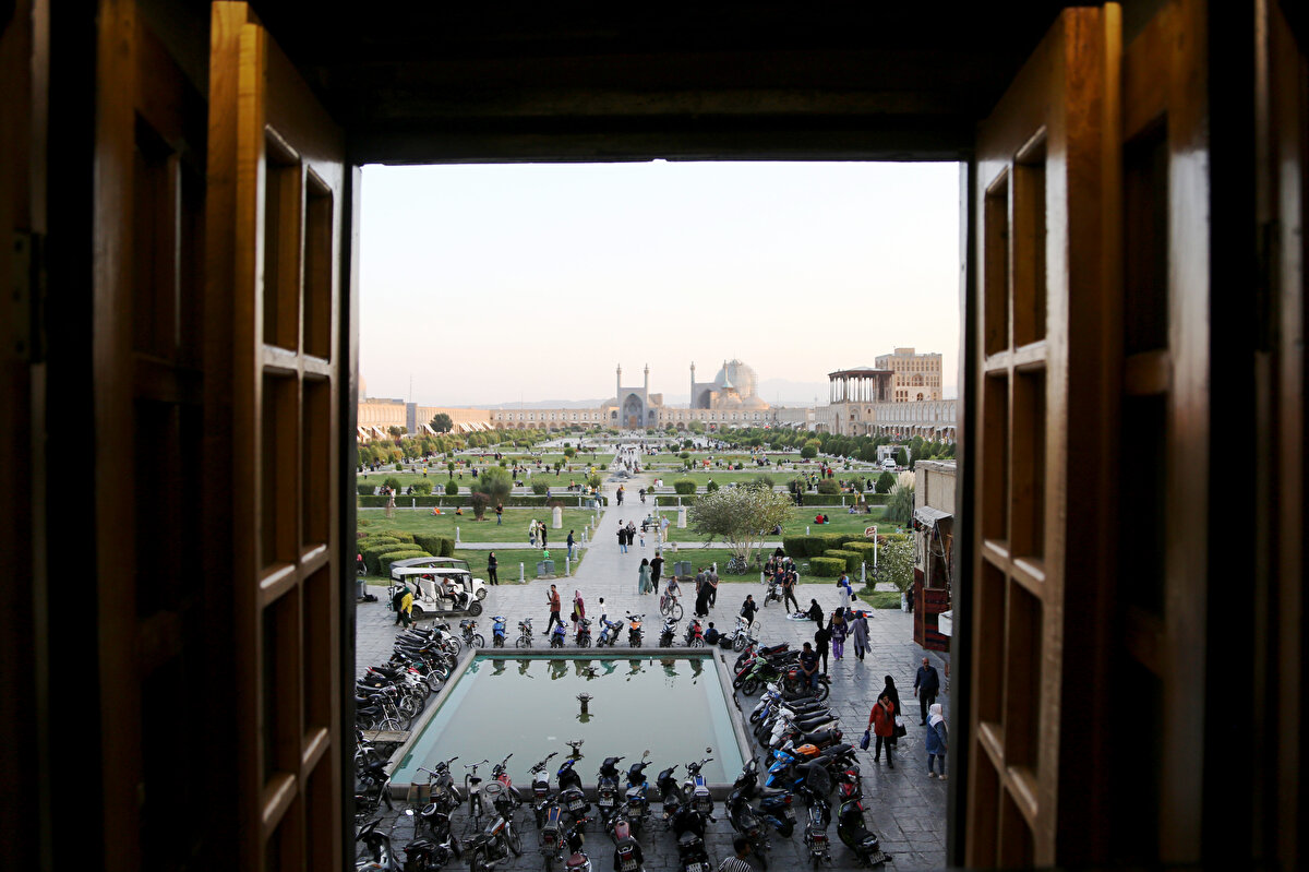 Nakş-i Cihan (Dünyanın Nakşı) Meydanı, 17. yüzyılda Safevî hükümdarı Şah Abbas'ın başkenti İsfahan'a taşımasının ardından inşa edilmiş.