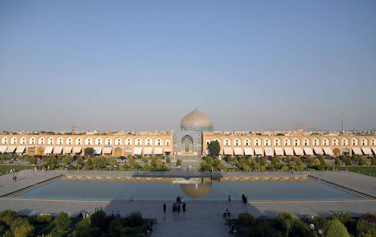 Meydanın çevresindeki dükkânlarda ise İsfahan’ın en güzel el sanatı ürünleri müşterilerin beğenisine sunuluyor.