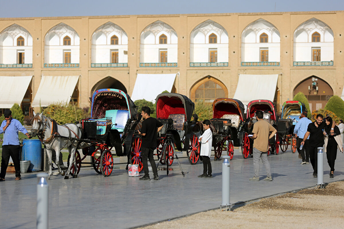 Dört tarafı tarihî çarşı ve mimari eserlerle çevrili meydan, günümüzde yerli ve yabancı turistler kadar şehir sakinlerinin de uğrak yeri.