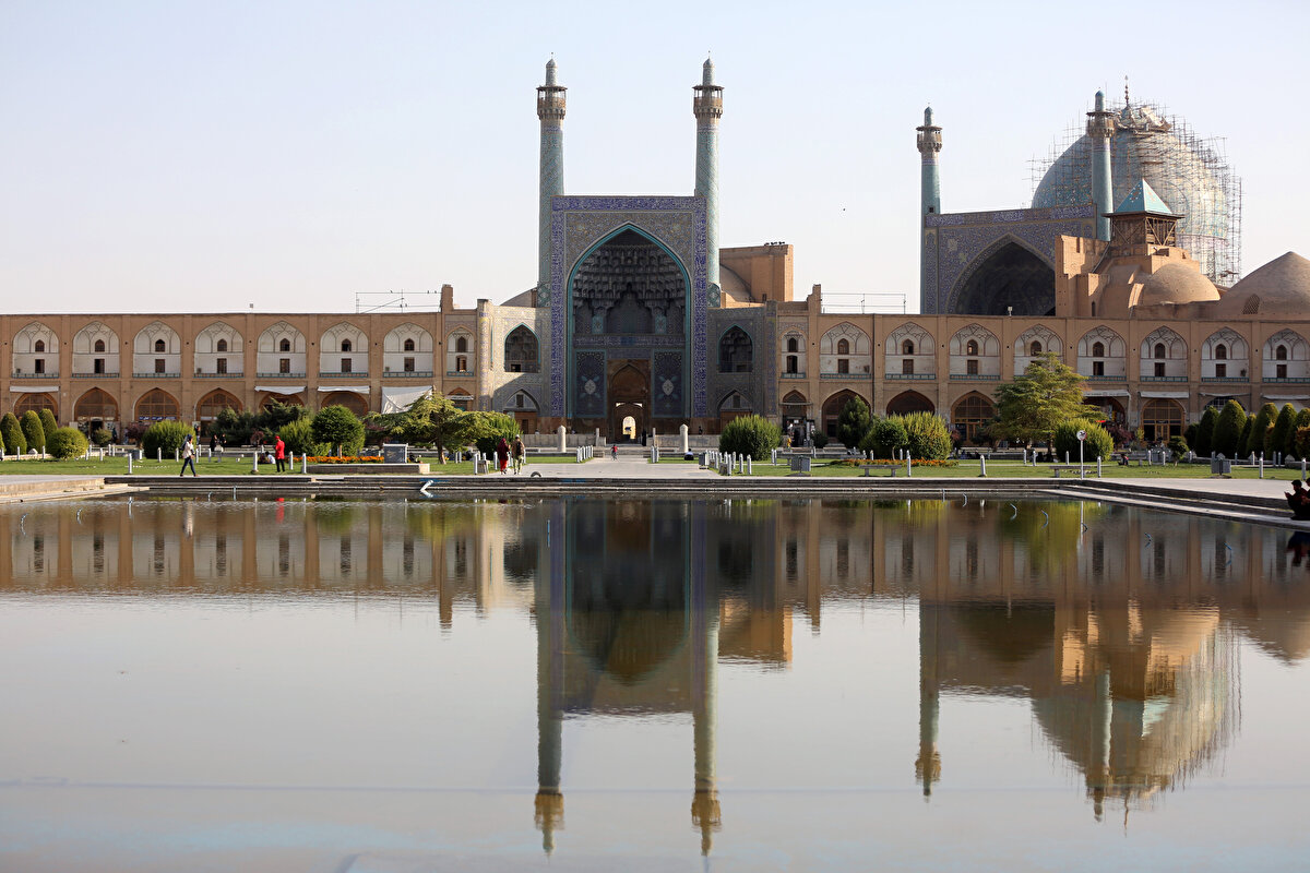 Meydanın etrafındaki yapının zemin katı, 400 civarındaki mağaza ve atölyeye ev sahipliği yapıyor. Mağazalardan elde edilen gelir Şah Camii’nin bütçesi olarak kullanılıyor ve ihtiyaçları gideriliyordu. Üst katlar ise meydanın güzelliği için yapılmıştı.