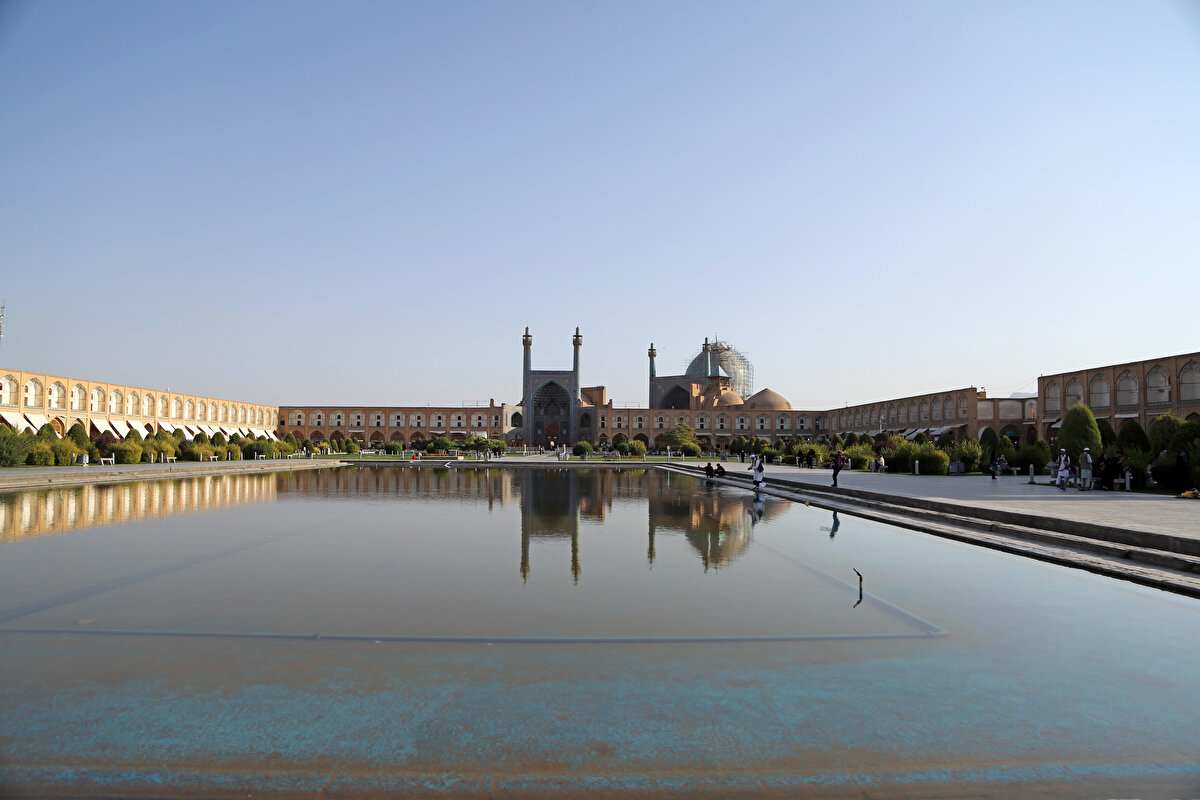 Meydan, farklı zamanlarda farklı amaçlar için kullanılmıştı. Askerî tatbikatların ve dinî törenlerin düzenlendiği meydan, Şah’ın büyüklüğünü göstermek için kullanılmaktaydı.