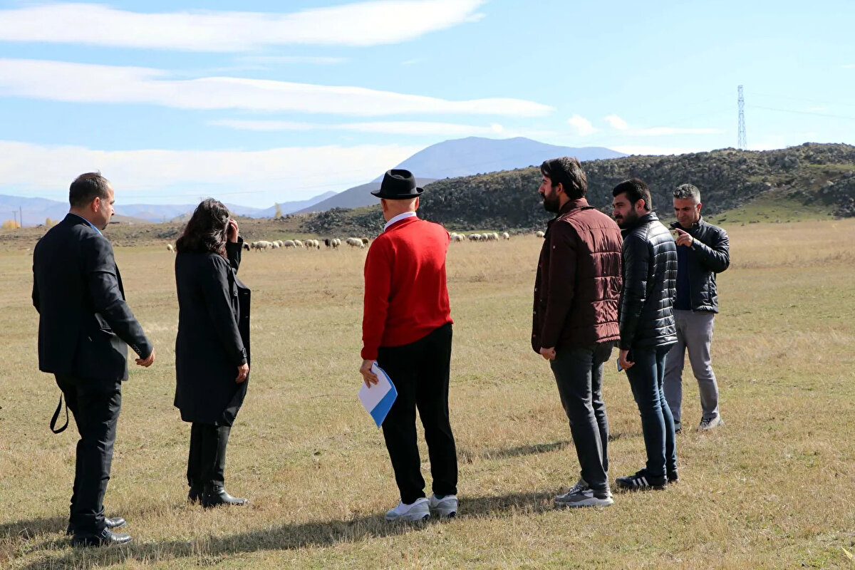 O nedenle gelecek cinayetlere kendimizi hazırlamayalım. Van'daki 2 depremde yıkılmaların yüzde 65'inin nedeni yerden gelen sorunlar. Van bir tarım alanı içerisinde gelişmiş" diye konuştu.