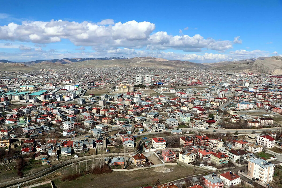 Bu durumun zeminden kaynaklandığını belirten Prof. Dr. Ercan, "Bunun nedenleri Van'ın bulunduğu konum genellikle gevşek birimlerden oluşuyor ve deprem dalgalarını da örneğin Van Kalesi'nde az hissedilen deprem, Van'ın içinde daha fazla hissediliyor. Yaklaşık 2,5 ile 4 kat daha yükselterek duyuluyor. Van'da 2035 ile 2050 arasında yıkıcı bir deprem daha olacaktır. Şimdi biz aynı hatayı 2 defa daha yapmamamız lazım" dedi.