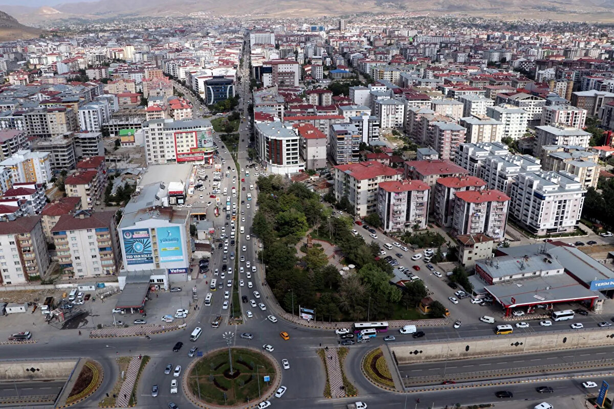 Van'ın planlamasının zaman içinde çoktan yapılması gerektiğini de anlatan Prof. Dr. Ercan, "Bizim Van'ı tıpkı Urartuların yaptığı gibi zemini sağlam bölgelere, yani Erek Dağı'na doğru kaydırmamız gerekiyor ve bu şart. Eğer Van Erek Dağı'na doğru kaydırılmazsa şu anki nüfusu yaklaşık 1,5 milyon olan Van'ı, 2035 yılında çok büyük bir yıkım bekleyebilir.