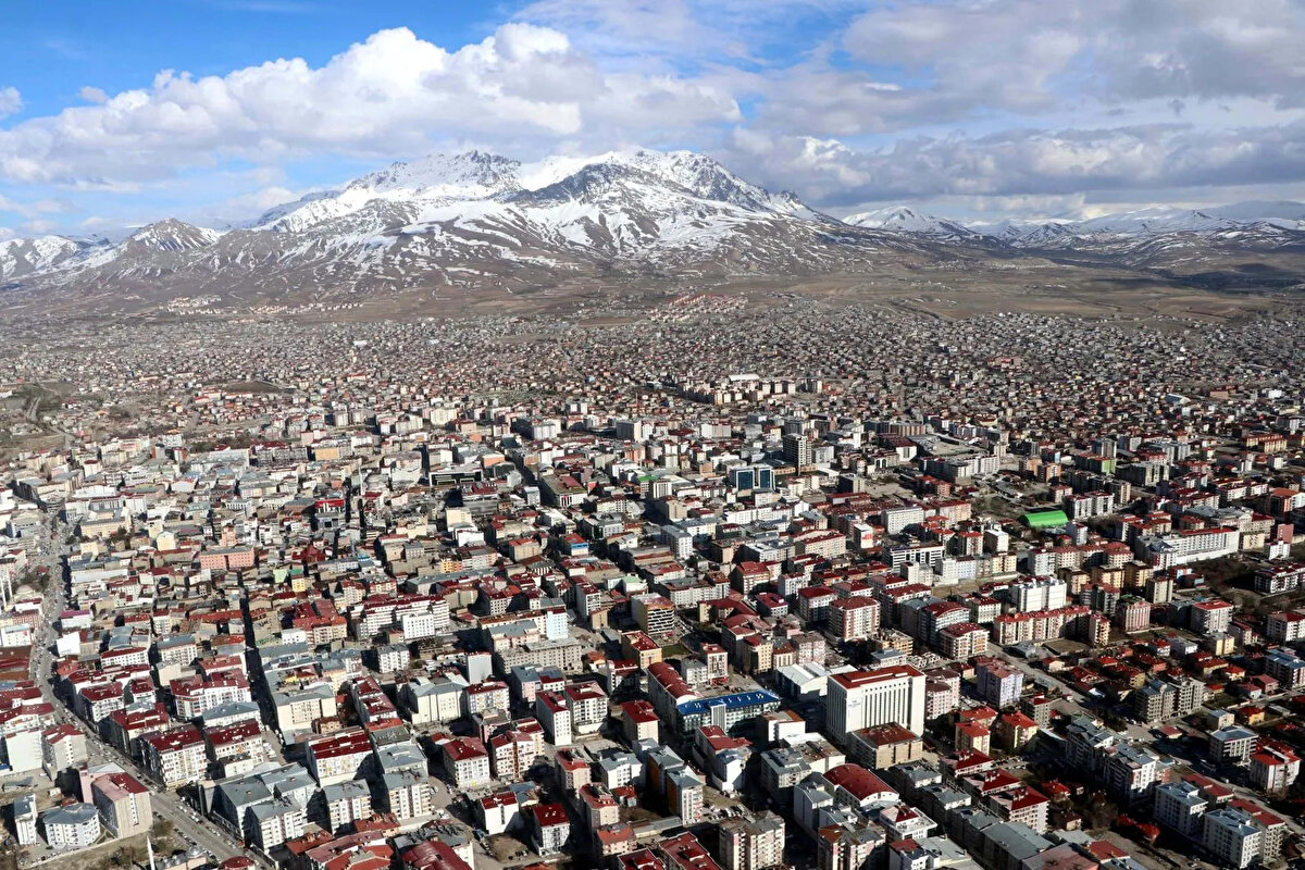 Jeofizik mühendislerini alarak bulundukları kentin planlamasını jeofizik ölçülerine göre yapması gerekiyor. Van'da yüksek yapılı binalar rezonansa girecektir. Dolayısıyla yeni Van'ı Erek Dağı'na ve Edremit'e doğru kaydırmamız gerekiyor."