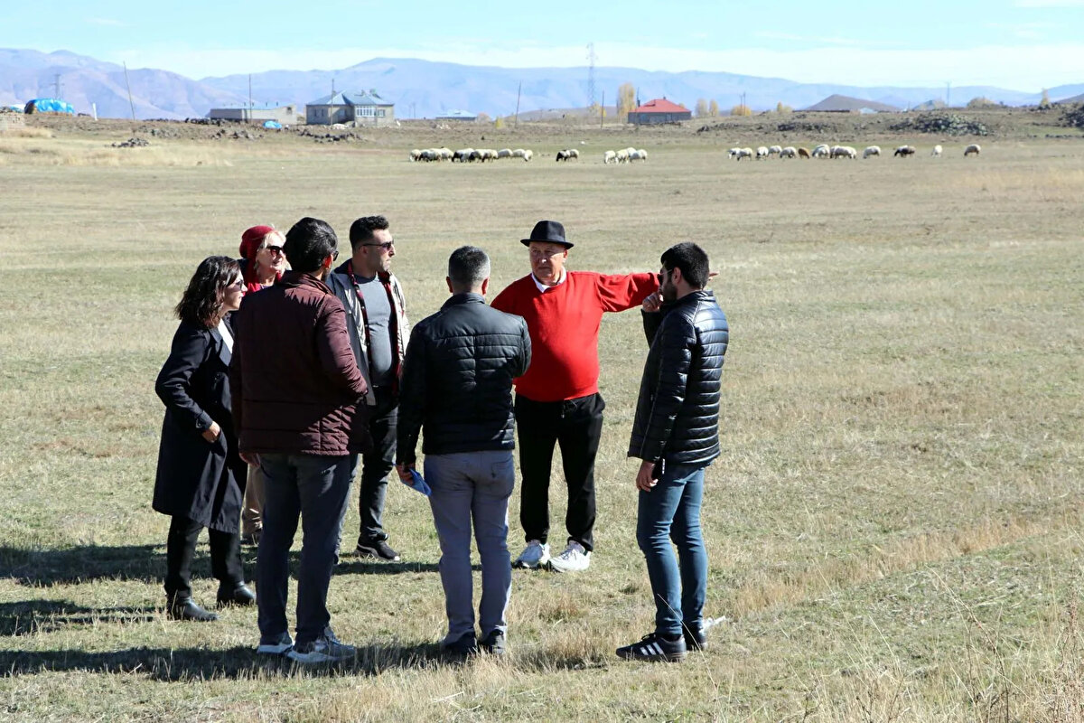 Van'da çoğu modern, çağdaş görünümlü yapının yüksek katlı oluşuna dikkat çeken Prof. Dr. Ercan, bina güçlendirmelerine de karşı olduğunu söyledi. Yaklaşık 53 yıldır bu mesleğin içinde olduğunu ifade eden Prof. Dr. Ercan, birçok deprem bölgesinde yapıların neden yıkıldığını gördüğünü belirterek şöyle konuştu: