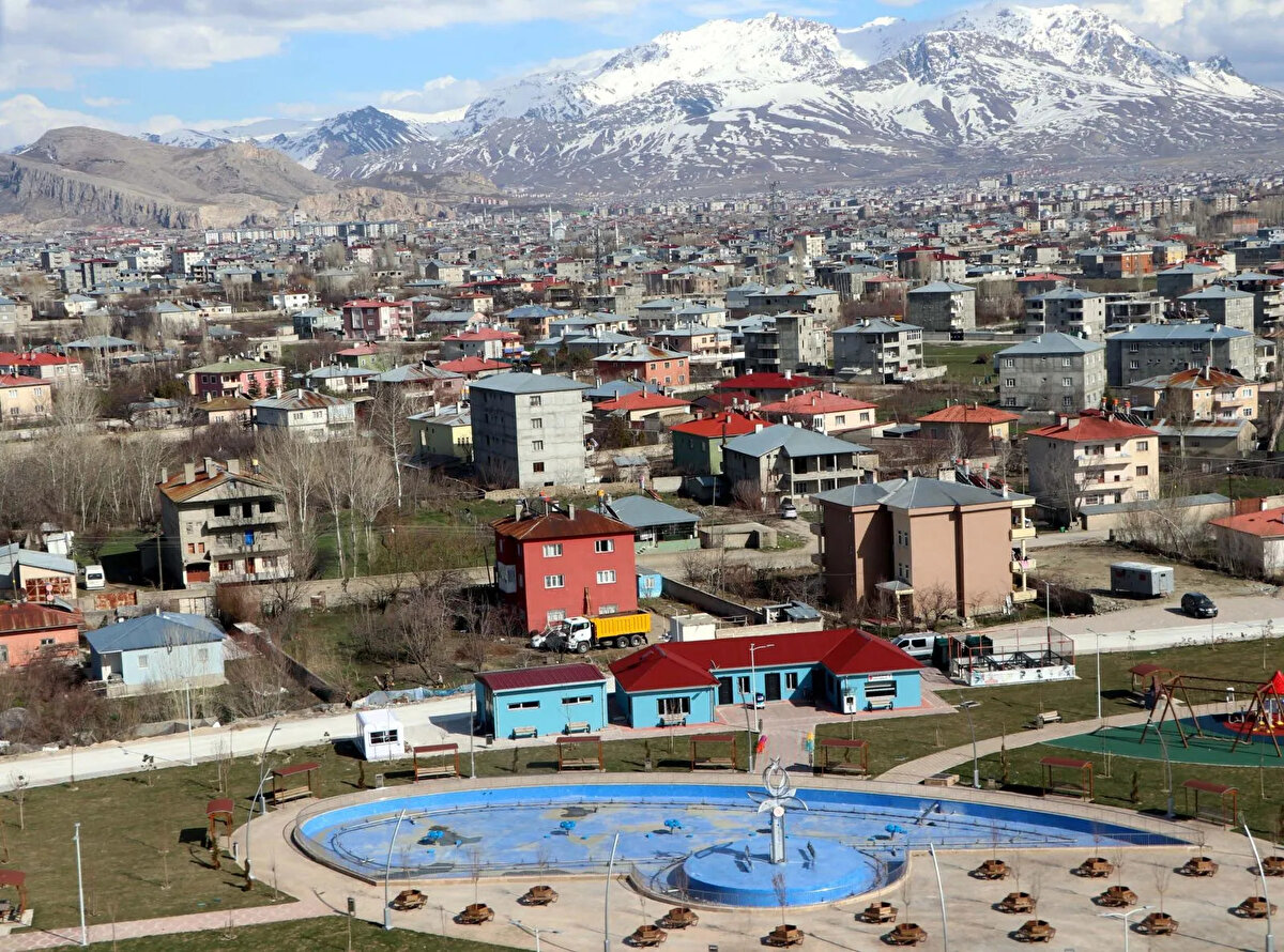 Van'da incelemelerde bulunan Jeofizik Yüksek Mühendisi Prof. Dr. Övgün Ahmet Ercan, kentin şu anki yapısına ve ileride olabilecek olası depremlere ilişkin açıklamalarda bulundu.