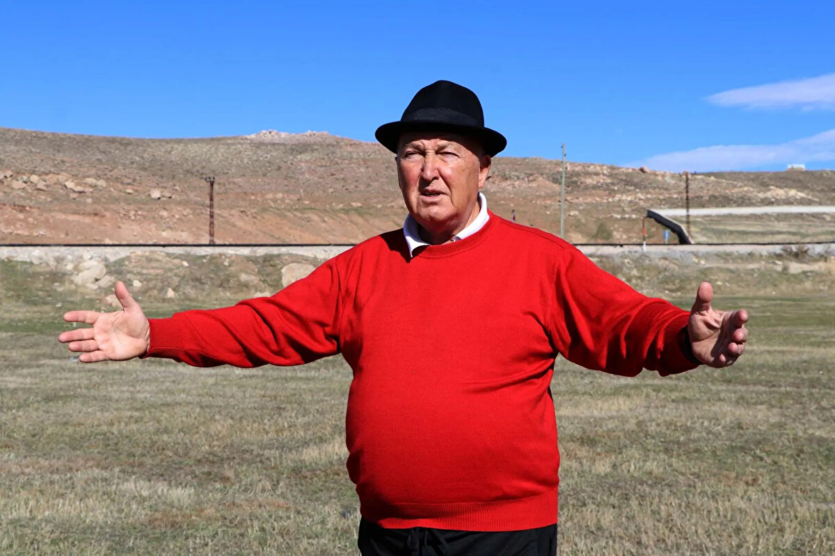 Van'da 23 Ekim 2011’de 7.2 ve 9 Kasım 2011'de meydana gelen 5.6 büyüklüğündeki depremleri hatırlatan Prof. Dr. Ercan, Anadolu'da yıkıma neden olmayacak 5.6'lık depremin, Van'da yıkama yol açtığını söyledi.