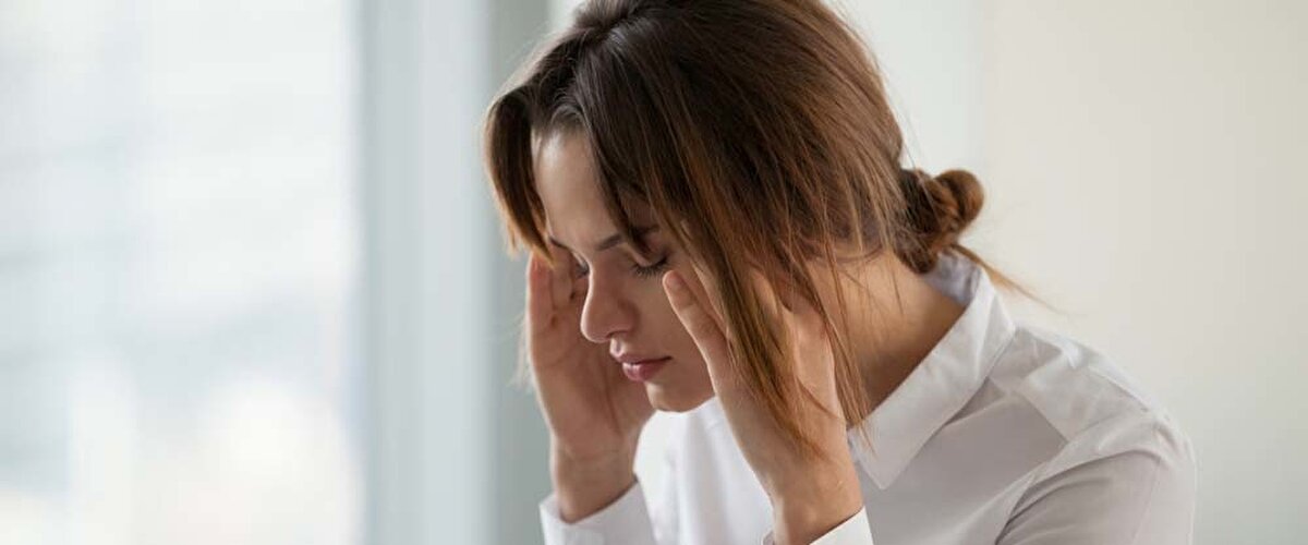 Tirodin bu şekilde fazla çalışması hipertiroidi belirtileri ise çarpıntı yapar, terleme yapar ve sinirlilik hali yapar. Bu belirtiler tehlikeli olduğu zaman ilaçla baskı altına alınabilir. Ama esas altında yatan sebep tiroidi bozan şey vücuda bromürün girmesidir. Bromür çok tehlikeli bir mineraldir. Ve tiroid hormonuna iyotun girmesini önler. İyotta girmeyince ya hücreler çok fazla çalışır ya da az çalışır.<br>