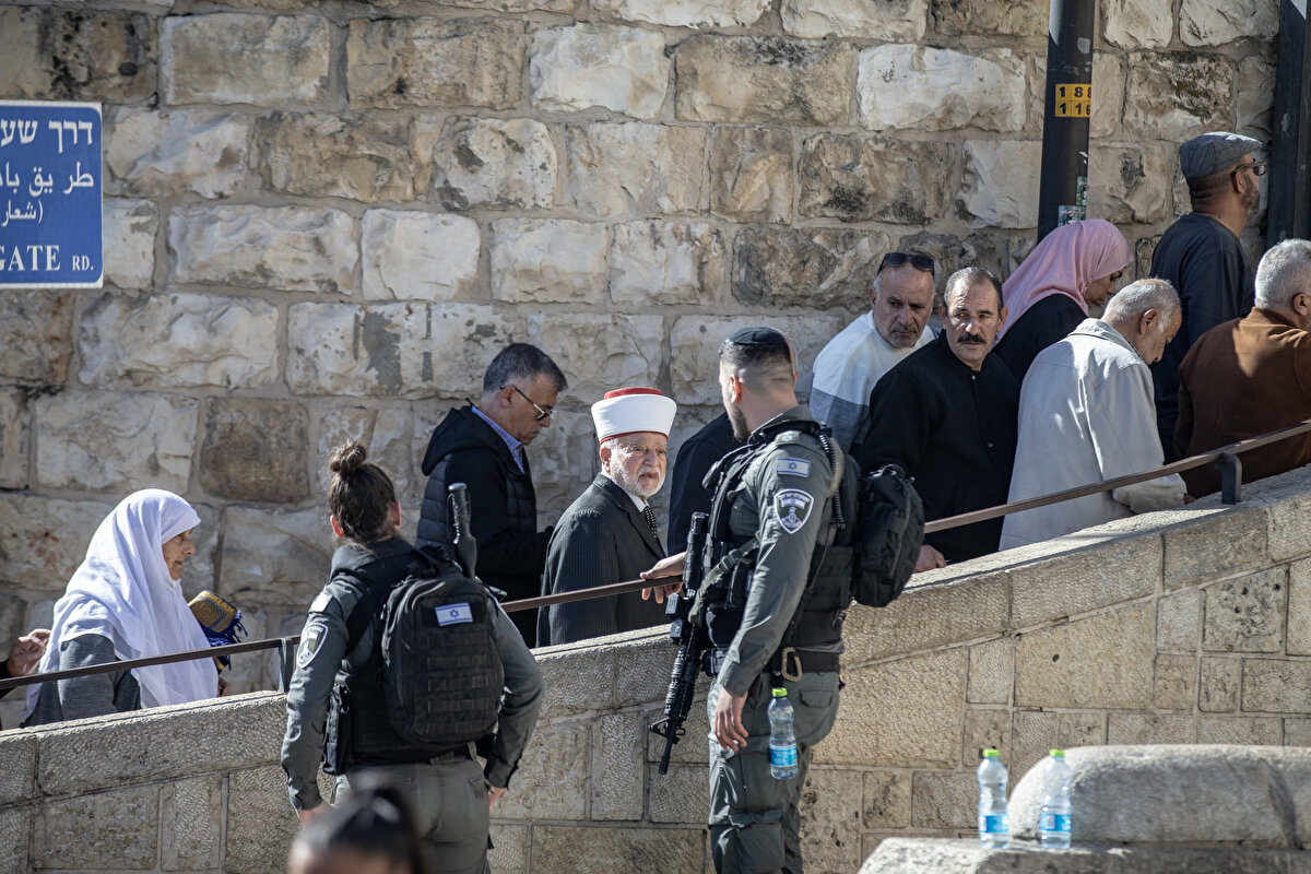 Mescid-i Aksâ'nın da bulunduğu Kudüs’ün Eski Şehir bölgesindeki sokakları demir bariyerlerle kapatan İsrail güçleri, sabah saatlerinden itibaren Filistinli gençlerin hatta zaman zaman yaşlı Filistinlilerin de Aksâ'ya girişine izin vermedi.