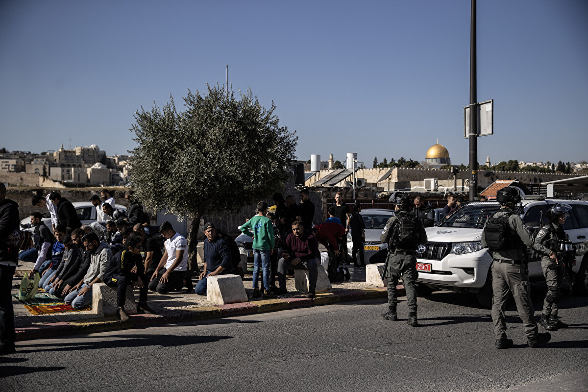 Yüzlerce Filistinli, Mescid-i Aksâ'yı karşıdan gören Ra's el-Amud Mahallesi'ndeki camide ve caminin çevresindeki kaldırımlarda saf tuttu.