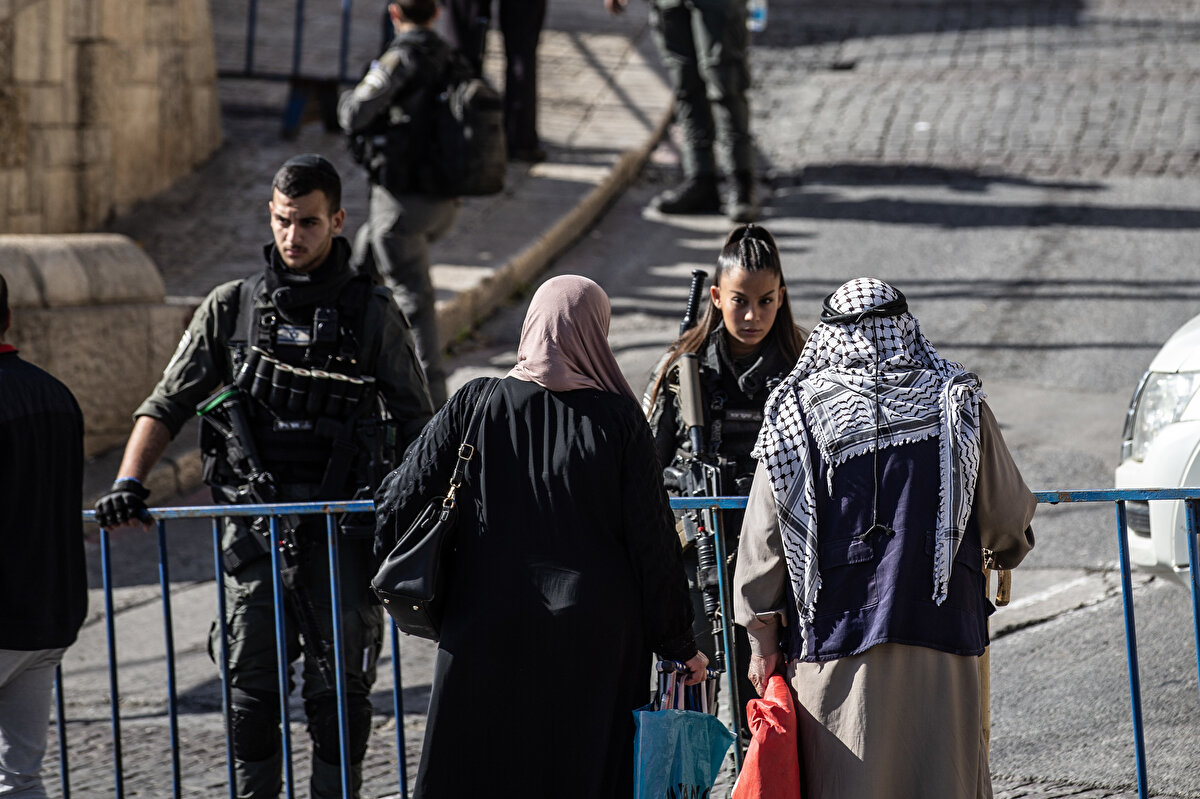 Çok sayıda Filistinliyi geri gönderdi.