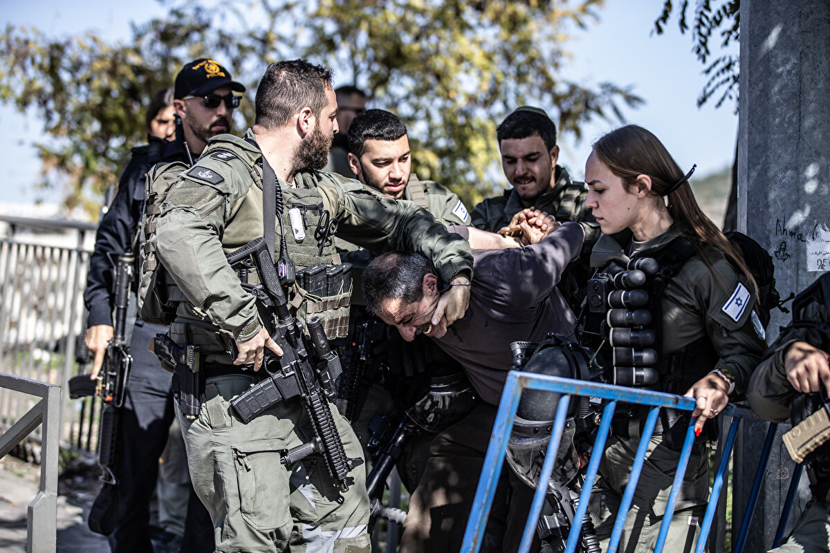 İsrail güçleri, Mescid-i Aksâ'ya girmek isteyen Filistinli gençlere zaman zaman müdahale ederek onları tartakladı. 